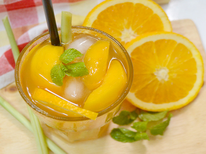 Món trà đào cam sả mát lạnh vừa giúp bổ sung vitamin C vừa giúp giải khát ngày hè
