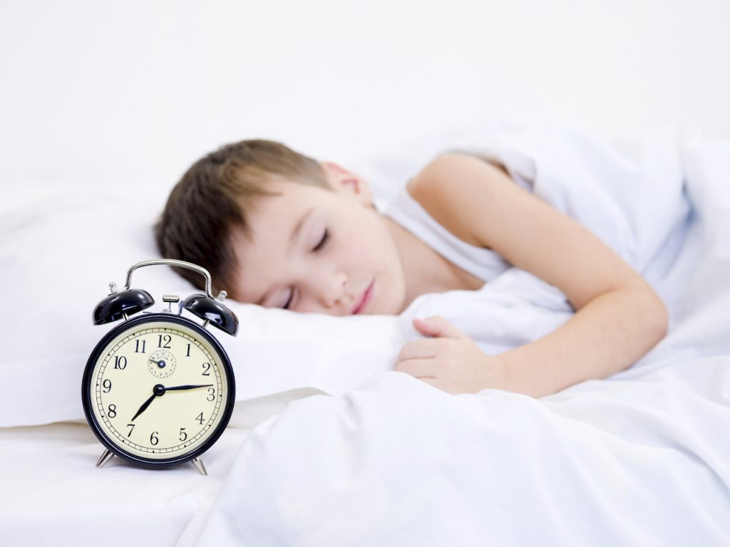 Khuyên con ngủ đủ giấc và sinh hoạt điều độ