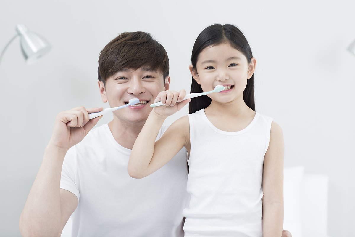 Cha mẹ cần làm gì để giúp con chăm sóc răng miệng đúng cách?