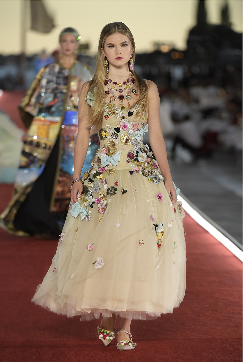 Emmeline Bale, con gái Christian Bale trên sàn diễn Dolce & Gabbana Alta Moda