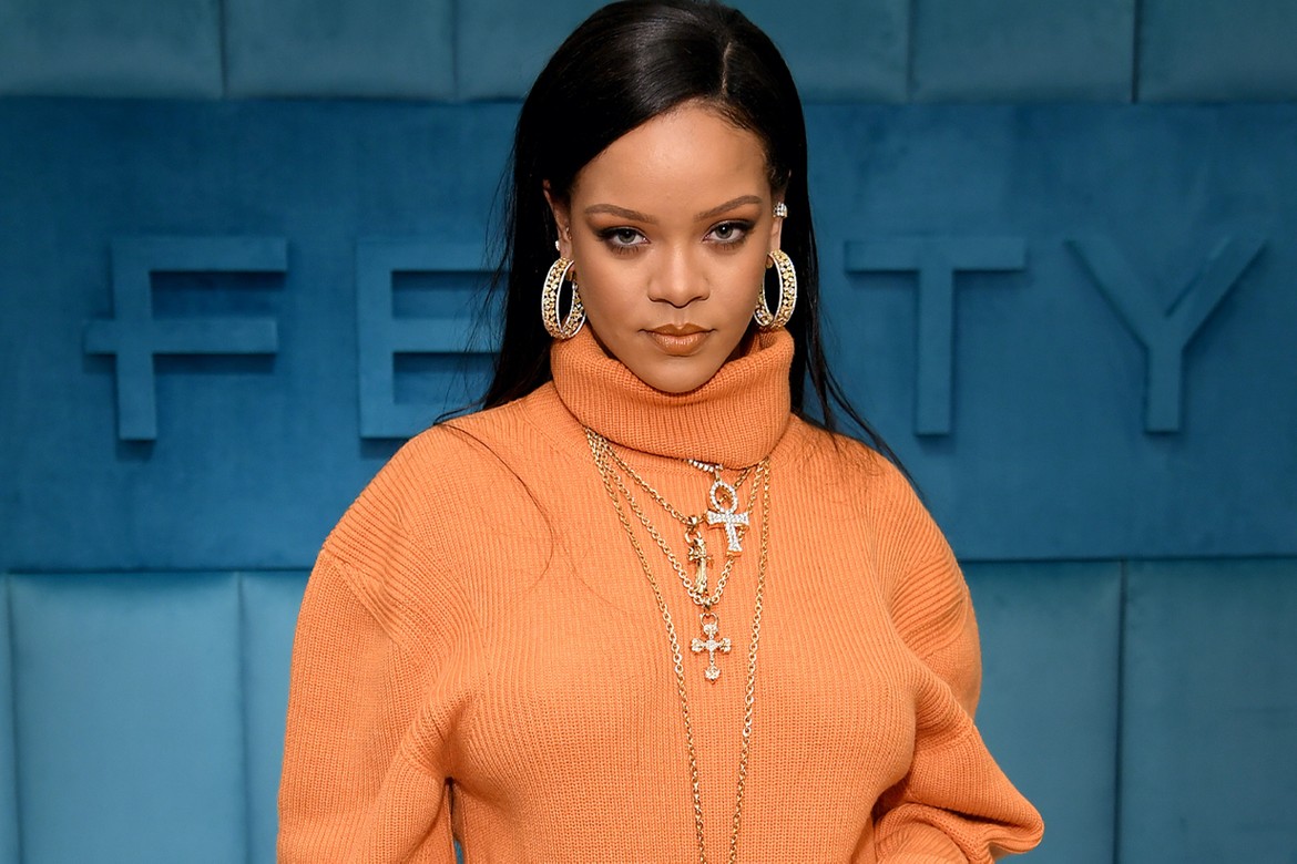 Ca sĩ Rihanna mặc đồ nổi bật