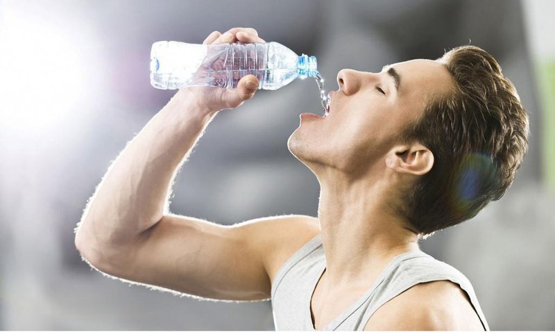 Uống nước là cách tốt nhất và tiết kiệm nhất để giữ nước và bù nước