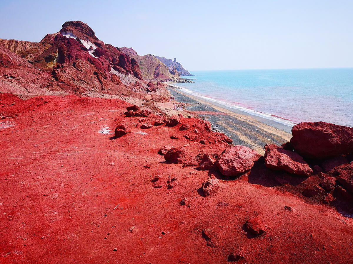 Bãi biển kỳ lạ có màu đỏ rực ở đảo Cầu vồng của Iran