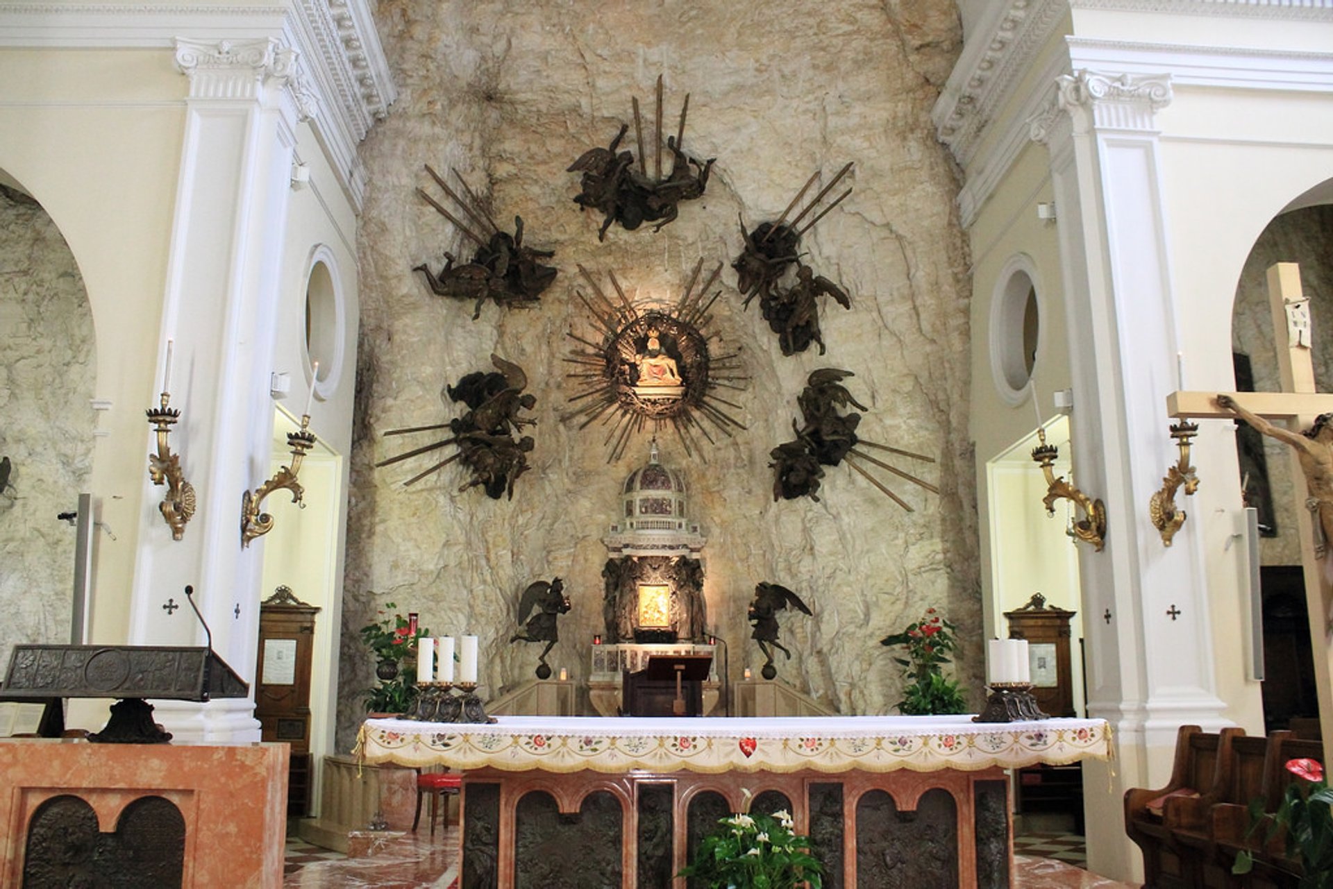 Santuario Madonna della Corona với kiến trúc cổ gần 1000 năm tuổi