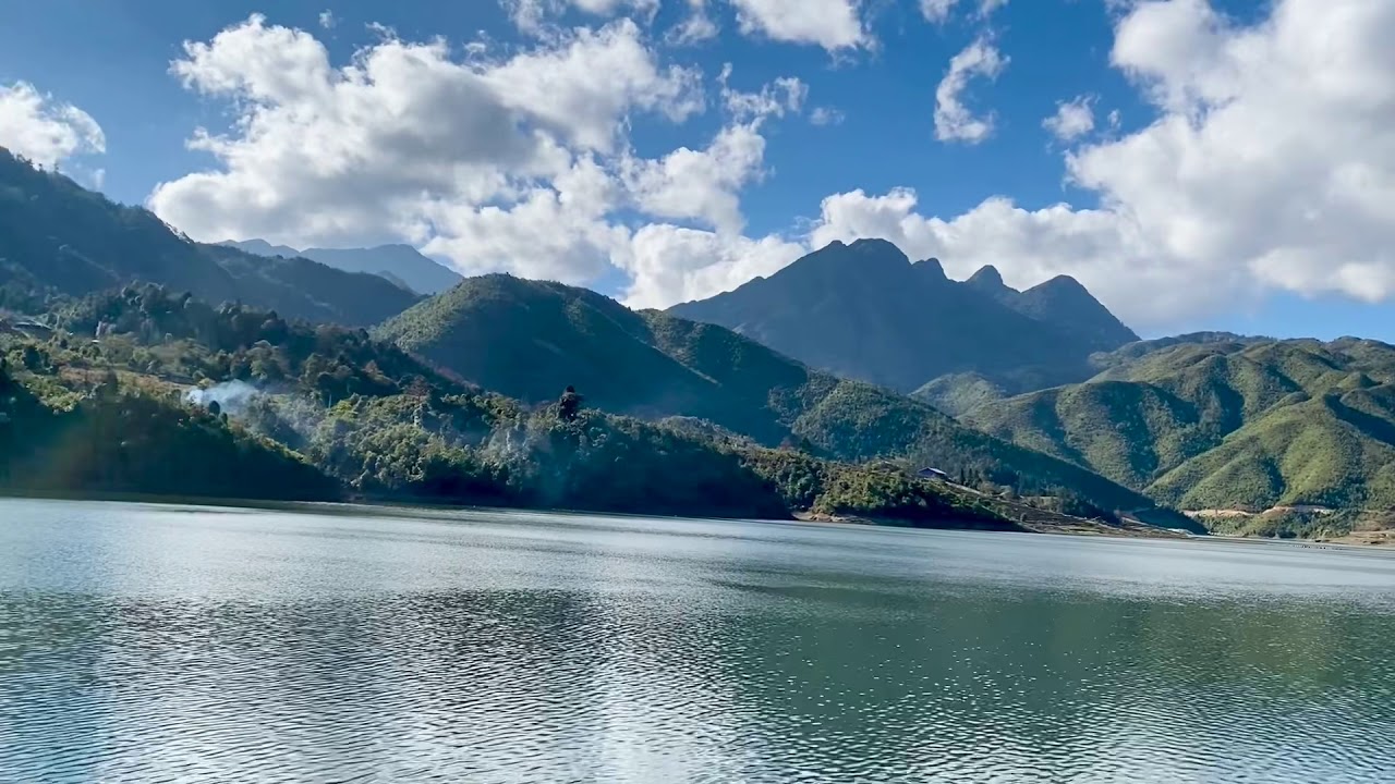 Khung cảnh hoang sơ của hồ Séo Mý Tỷ ở xã Tả Van