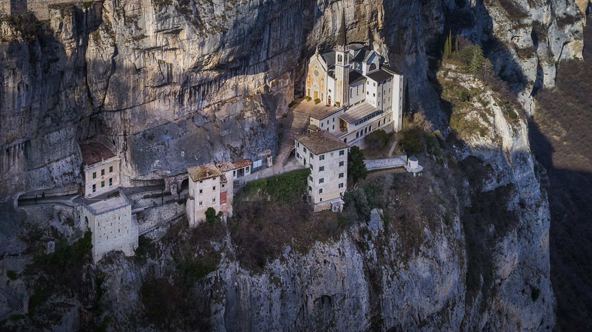 Nhà thờ Santuario Madonna della Corona nằm chênh vênh trên vách núi cao gần 800m