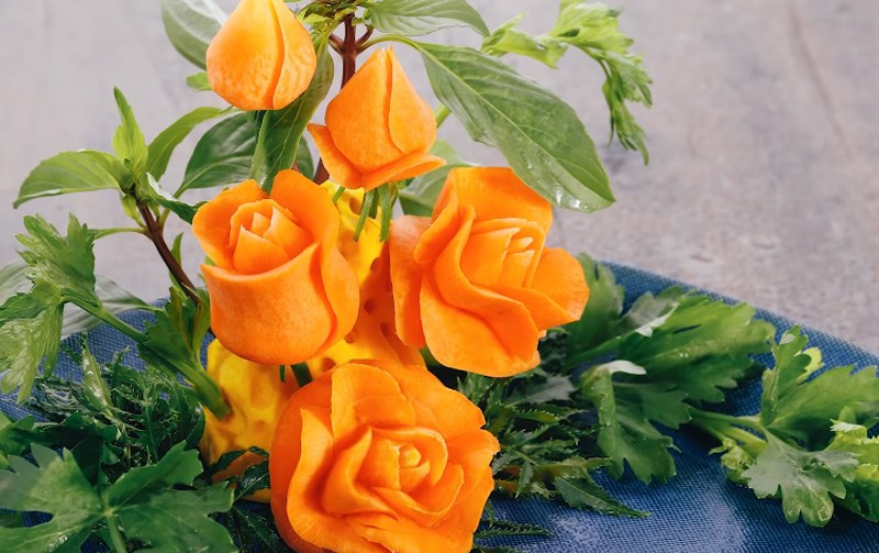 Hướng dẫn cách tỉa cà rốt thành hoa hồng trang trí món ăn cực đẹp mắt